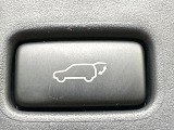 【パワーバックドア】スマートキーや運転席のボタンを押すだけでリアゲートが自動で開閉します!荷物を持っている時や、高い位置にあるバックドアを閉める際に便利な機能です♪