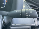 【オートライト(AUTO)】外の明るさをシステムが感知して、自動でヘッドライトが点灯します。ヘッドライトをつけ忘れを防ぐ便利機能です。