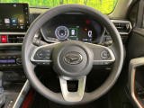 インテリアに合わせたデザインのステアリングは、運転される方のことも考え、運転しやすい形状、大きさです。是非一度、実際に触ってお確かめください。