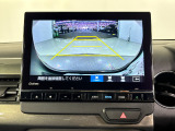 後退時に車両の後ろ側をモニター画面に表示します。車庫入れが苦手な人もこれで安心♪