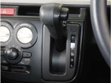 【シフトレバー】シフトもとても操作しやすいデザインになっております。運転する人の事を第一に考えた操作性の高い仕様です。