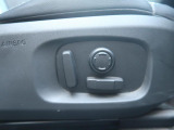 電動パワーシートですので運転中のシート調節も安全に行えます。微調整も可能ですのであなただけのドライビングポジションを実現します。