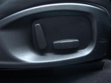 電動パワーシートですので運転中のシート調節も安全に行えます。微調整も可能ですのであなただけのドライビングポジションを実現します。