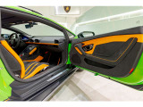 Orange CCB brakes calipersMatt Black Roof rails Style package - Grigio Titans mattSport seats (bi-shell) Cupholder and Smoker package (Apple CarPlay & Android Auto)Rear view camera