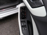 シートの高さ、前後、角度、リクライニング機能の電動調整可能。運転席とドアミラーなどのポジションを記憶し、ボタン操作だけでセットされたポジションを自動的に再現する2プリセット分のメモリー機能が付きます