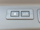 【パワーバックドア】スマートキーや運転席のボタンを押すだけでリアゲートが自動で開閉します!荷物を持っている時や、高い位置にあるバックドアを閉める際に便利な機能です♪