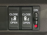 【両側パワースライドドア】スマートキーや運転席のスイッチで後席両側スライドドアの開閉が可能♪電動だから力を入れてドアを開ける必要が無く、小さなお子様でも簡単に開け閉めでき快適です♪