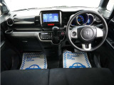 運転にかかわる様々な操作を安全に行えるように視点移動が少なく、操作性に配慮されたスイッチ類が凝縮されたコクピットです。