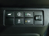 パワーテールゲートの開閉、パーキングセンサーや横滑りを防ぐVSA等のスイッチ類は運転席の右側、手の届きやすい位置にあります。