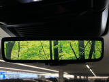 ClearSightインテリアビューミラー ランドローバー初採用のテクノロジー。車体に装備したカメラによる後方映像がルームミラーに映し出されます。車両後方の様子をはっきりと確認できます。