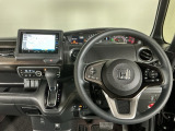 【ハンドル】運転にかかわる様々な操作を安全に行えるように視点移動が少なく操作性に配慮されたスイッチ類が凝縮されたコックピットです。
