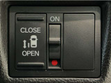 【パワースライドドア】助手席側がパワースライドドアになっており、運転席のスイッチやスマートキーでも開閉が可能です!開口部も広いので乗り降りも楽々♪