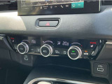 オートエアコンは左右席で独立温度コントロールが可能です。シートヒーター付きで、冷えた車内でもスイッチを押せば数秒で座面と背もたれがあたたかくなります。