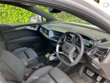 人間工学に基づいて設計されたシートは車のもっているドライビングフィールを存分にドライバーに伝えてくれるクオリティの高い仕上がりとなっています。