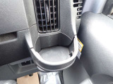 エアコン送風口前方にドリンクホルダーがある事によって夏は冷たい風でぬるくなることを抑えてくれます!