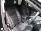 質感の高いレザーシートでございます。使用感が出やすい運転席ですが、綺麗な状態を保っております。前席の状態は内装の状態を見る大きなポイントになると思いますので、是非一度、実際にご覧くださいませ。
