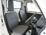 【清潔感のある運転席&助手席】隅々までクリーニングの行き届いた運転席&助手席。目立ったシミや汚れ等もございません。快適なドライブをどうぞ。