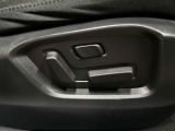 【パワーシート】電動でシートポジションの変更が可能です。手動式より細かくシート設定が可能ですのでより快適な姿勢でドライブを楽しんで頂けるでしょう。