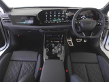 人間工学に基づいて設計されたシートは車のもっているドライビングフィールを存分にドライバーに伝えてくれるクオリティの高い仕上がりとなっています。