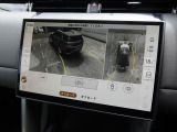 【3Dサラウンドカメラ】周囲の安全確認をアシストする機能です。3D車外ビュー、360&deg;オーバーヘッドビューを 利用して、狭いスペースでも安心、スムーズに運転操作ができます。