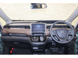 操作性に優れた運転席となります!小物入れや各ボタンの配置にこだわり、使いやすいです!座り心地もよく視認性も良好なのでロングドライブもお任せ下さい!