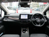 広いフロントガラスで視界良好の運転席。