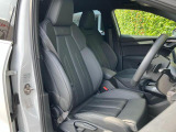 人間工学に基づいて設計されたシートは車のもっているドライビングフィールを存分にドライバーに伝えてくれるクオリティの高い仕上がりとなっています。