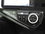 オートエアコンを装備しておりますので、四季を通じて車内を快適な温度に保つことが出来ます!高級感が有りますね!