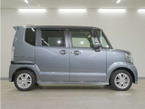 リアには左右スライドドアを採用。狭い駐車場でも開閉しやすく、強風の日でもドアが煽られにくくなっております。小さなお子さまやご年配の方も安心して乗り降りできます。