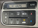 【オートエアコン】一度お好みの温度に設定すれば、車内の温度を検知し風量や温度を自動で調整。暑い&hellip;寒い&hellip;と何度もスイッチ操作をする必要はありません。快適な車内空間には必須の機能ですね♪