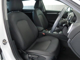 Audi車はどの車種も全てレザーハンドルです。そこにはAudiのこだわりがあり質感の高いレザーでしっかりと手に馴染み、高級感を演出します。