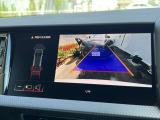 ●バックカメラ『駐車や後方の視界をサポートするための重要な機能です。多くのモデルに標準装備またはオプションとして搭載、リアバンパーに取り付けられたカメラが後方の映像を車内のディスプレイに表示します』