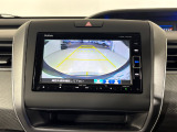 後退時に車両の後ろ側をモニター画面に表示します。車庫入れが苦手な人もこれで安心♪