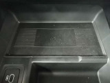 【ワイヤレスデバイスチャージング】置くだけでスマートフォンを充電することが出来ます。