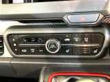 【オートエアコン】一度お好みの温度に設定すれば、車内の温度を検知し風量や温度を自動で調整。暑い&hellip;寒い&hellip;と何度もスイッチ操作をする必要はありません。快適な車内空間には必須の機能ですね♪
