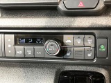 【オートエアコン】一度お好みの温度に設定すれば、車内の温度を検知し風量や温度を自動で調整。暑い&hellip;寒い&hellip;と何度もスイッチ操作をする必要はありません。快適な車内空間には必須の機能ですね♪