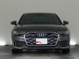 Audiデザインの特徴であるシングルフレームグリルが存在感を主張します。