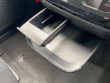 インストセンターロアBOX・グローブBOX・カップホルダー付きインストセンタースライドトレイ等、車内に持ち込んだ小物やドリンクが片付く収納も充実です。