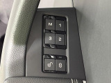 ボタン一つで自分好みの運転位置を一瞬で再現します!シートや鏡の位置を記憶できるので、家族で運転を交代してもすぐにベストな姿勢に戻せます。細かく電動調節でき、長距離ドライブでも疲れず快適です。