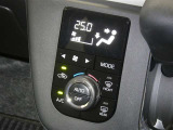 【オートエアコン】車内温度を感知して自動で温度調整をしてくれるのでいつでも快適な車内空間を創り上げます!どの席に座っても快適なドライブが楽しめます♪