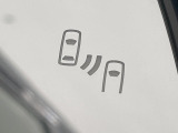【ブラインドスポットモニター】走行中、ドアミラーの死角になりやすい箇所に後続車が接近するとサイドミラーのレンズに警告を表示!ドライバーに注意喚起をしてくれます。