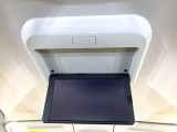 【フリップダウンモニター】大画面モニターで後席でもエンタメをお楽しみいただけます。小さなお子様にも大人気の装備です♪