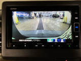 【バックカメラ】運転が苦手な方も車庫入れラクラクです!ギアをリバースに入れれば自動的に切り換わりますので、面倒な操作は不要です♪狭い駐車場もお車を傷つけず安心ですね!