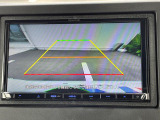 【バックカメラ】駐車時に後方がリアルタイム映像で確認できます。大型商業施設や立体駐車場での駐車時や、夜間のバック時に大活躍!運転スキルに関わらず、今や必須となった装備のひとつです!