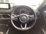 ●ステアリングスイッチハンドルには、オーディオをコントロールできるスイッチが付いております。運転中でもハンドルから手を離すことなくオーディオ操作が可能です。安全運転にも役立ちます。