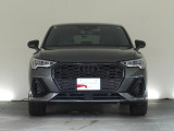 Audiデザインの特徴であるシングルフレームグリルが存在感を主張します。