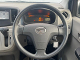 インテリアに合わせたデザインのステアリングは、運転される方のことも考え、運転しやすい形状、大きさです。是非一度、実際に触ってお確かめください。