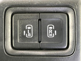 【両側パワースライドドア】スマートキーや運転席のスイッチで後席両側スライドドアの開閉が可能♪電動だから力を入れてドアを開ける必要が無く、小さなお子様でも簡単に開け閉めでき快適です♪