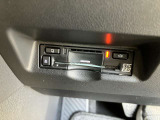 高速道路で便利な【ETC2.0】を装備しています。光ビーコン搭載で渋滞情報などナビゲーションと連動することで機能も充実いたします。他、観光施設に立ち寄るための高速料金割引サービス等もございます。