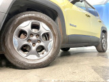 ●純正16インチアルミホイール:輸入車ならではの卓越した走りを支えるホイールと足回りです!日本車の走りに慣れている方にもぜひ体感して頂きたいほど、高いレベルでまとまっています!